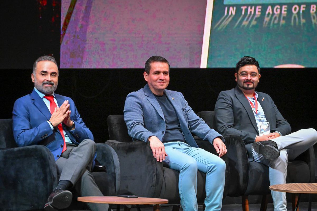 CesarBarbaD's tweet photo. Hablar otro idioma también es abrirse a nuevas culturas y oportunidades. Ayer acompañamos la inauguración de la FIID 2026, un espacio que fortalece la vocación internacional de nuestra universidad y acerca a miles de estudiantes al mundo. https://t.co/hhaR8BZXT2