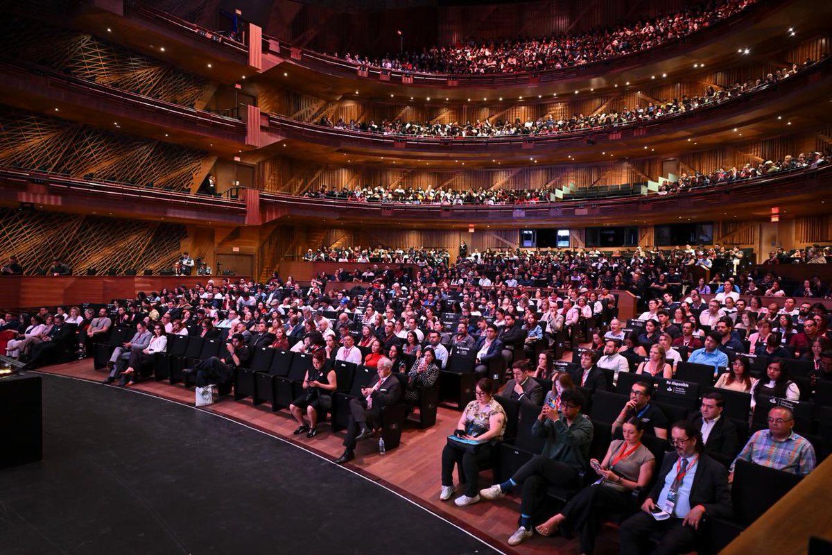 CesarBarbaD's tweet photo. Hablar otro idioma también es abrirse a nuevas culturas y oportunidades. Ayer acompañamos la inauguración de la FIID 2026, un espacio que fortalece la vocación internacional de nuestra universidad y acerca a miles de estudiantes al mundo. https://t.co/hhaR8BZXT2