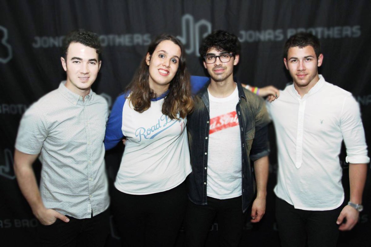 PresidentNickJB's tweet photo. @santander_br Foi em 2013, a venda do ingresso foi dia 21/12/12, justo no meu aniversario. Comprei o ingresso e minha mãe me surpreendeu com o meet como presente. No show levei um desenho deles, o segurança ñ deixou eu entrar com ele, mas o kevin viu e elogiou. Chorei horrores #SMUSIC https://t.co/010JPufNkM