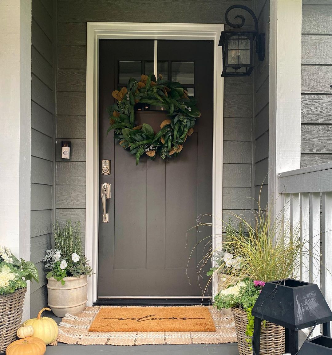 PrkWilliams's tweet photo. Sherwin-Williams Urbane Bronze is a deep, moody, and sophisticated warm bronze-gray with subtle green undertones, popular for creating cozy, nature-inspired spaces. Couple it with a pop of cream to elevate your space!

Ready to build your dream: https://t.co/ZhvwAkySGp https://t.co/BeWqlwZWFN