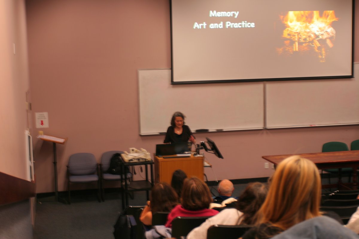 uoftcomplit's tweet photo. We would like to thank Professor Marianne Hirsch (Columbia University) for visiting the Centre for Comparative Literature at the University of Toronto to give a lecture to the public!

Title: 'Epipanies of Repair: Memory Art and Practice'

It was an amazing day - thank you!!! 🙌 https://t.co/FzuOXOxJBn
