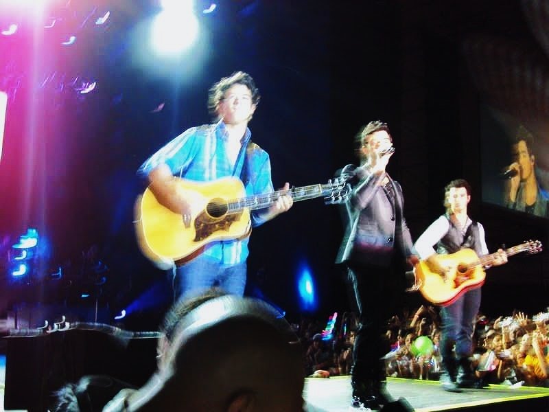 themiladias's tweet photo. @santander_br O momento que mais alugou um triplex na minha cabeça até hoje são as únicas duas fotos que tenho do show de 2010 que eu peguei grade depois de ter trocado minha festa de 15 anos pra ir no show e eu JURO QUE O KEVIN TAVA OLHANDO PRA >>MIM<< 😭😭 https://t.co/AxBF44QXgE