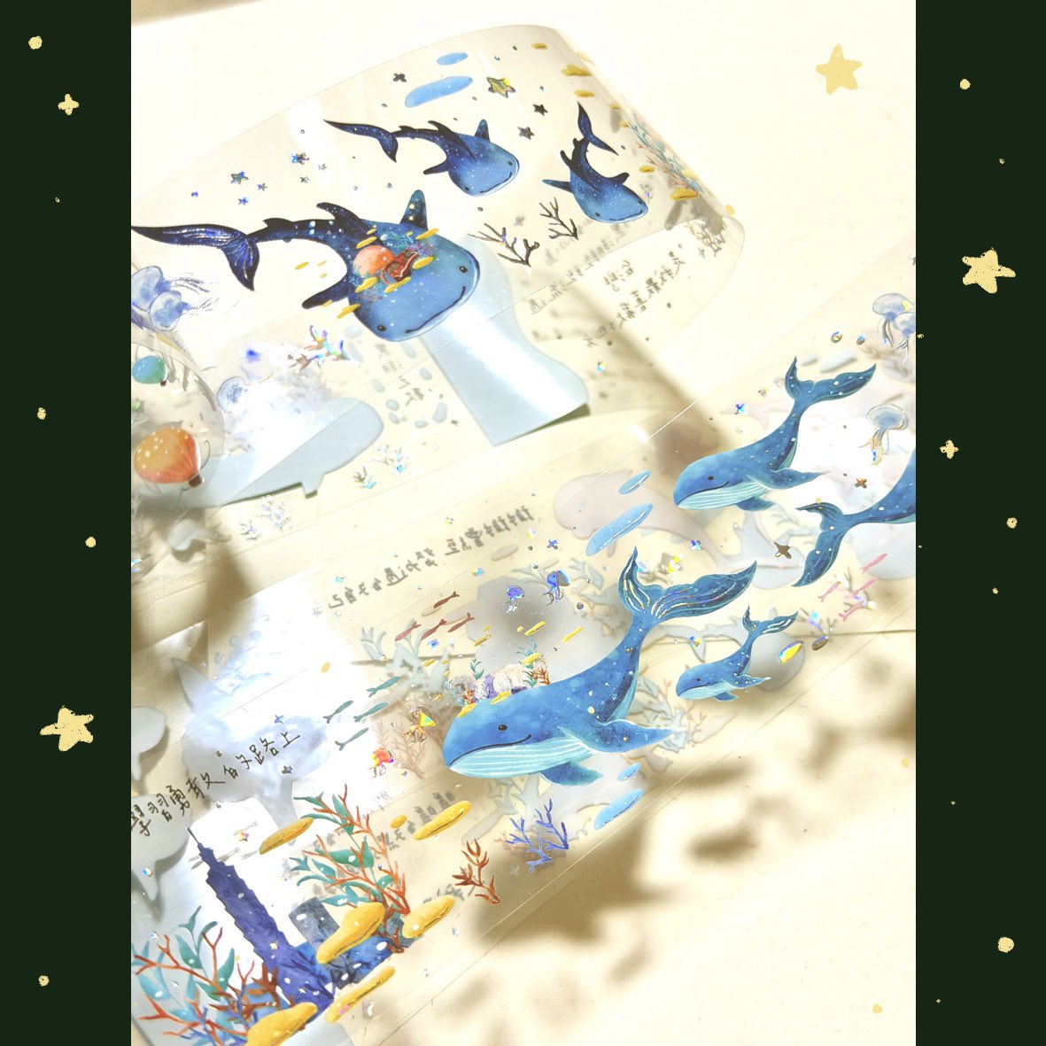 Aggie_Amble's tweet photo. 🐳膠帶介紹～黑潮之歌

用五個海洋生物結合五個台灣景色
搭配五句小語

PET膠帶 黑潮之歌 
5cm 5米 5循環
工藝：碎鑽雷射銀
台灣製造

⭐️線上賣場已經上架：搜尋 賣貨便 Aggie慢慢走
置頂網址也有賣場

#pet膠帶 #台灣插畫 #插畫 #海洋生物 #貼紙 https://t.co/YlBEVLoKHj