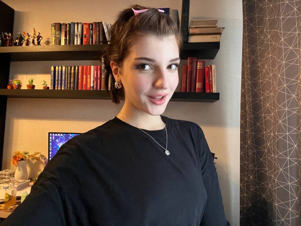 bella tweet media