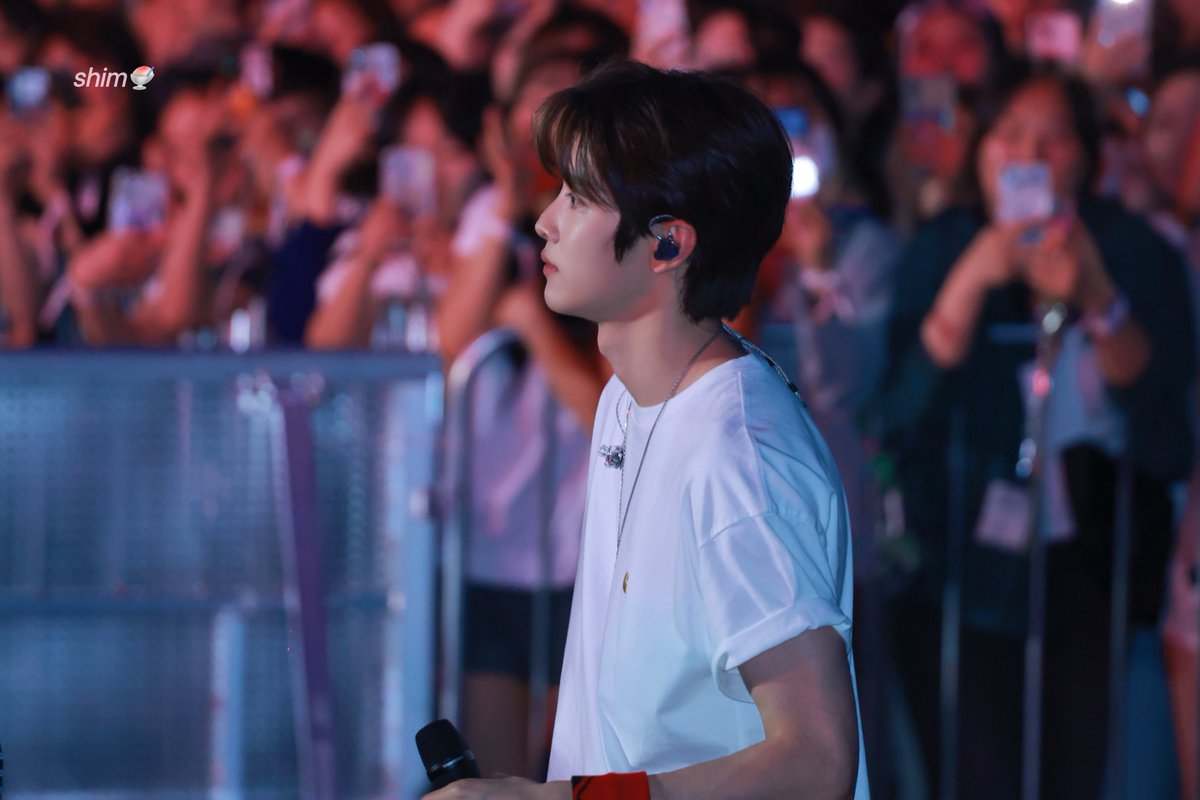 crayonshimchan's tweet photo. 260514 서강대 #성찬 

you, in a crowd 🎇

#SUNGCHAN #ソンチャン
#RIIZE #라이즈 https://t.co/7ippjOXW8x
