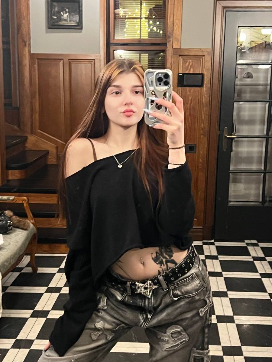 bella tweet media