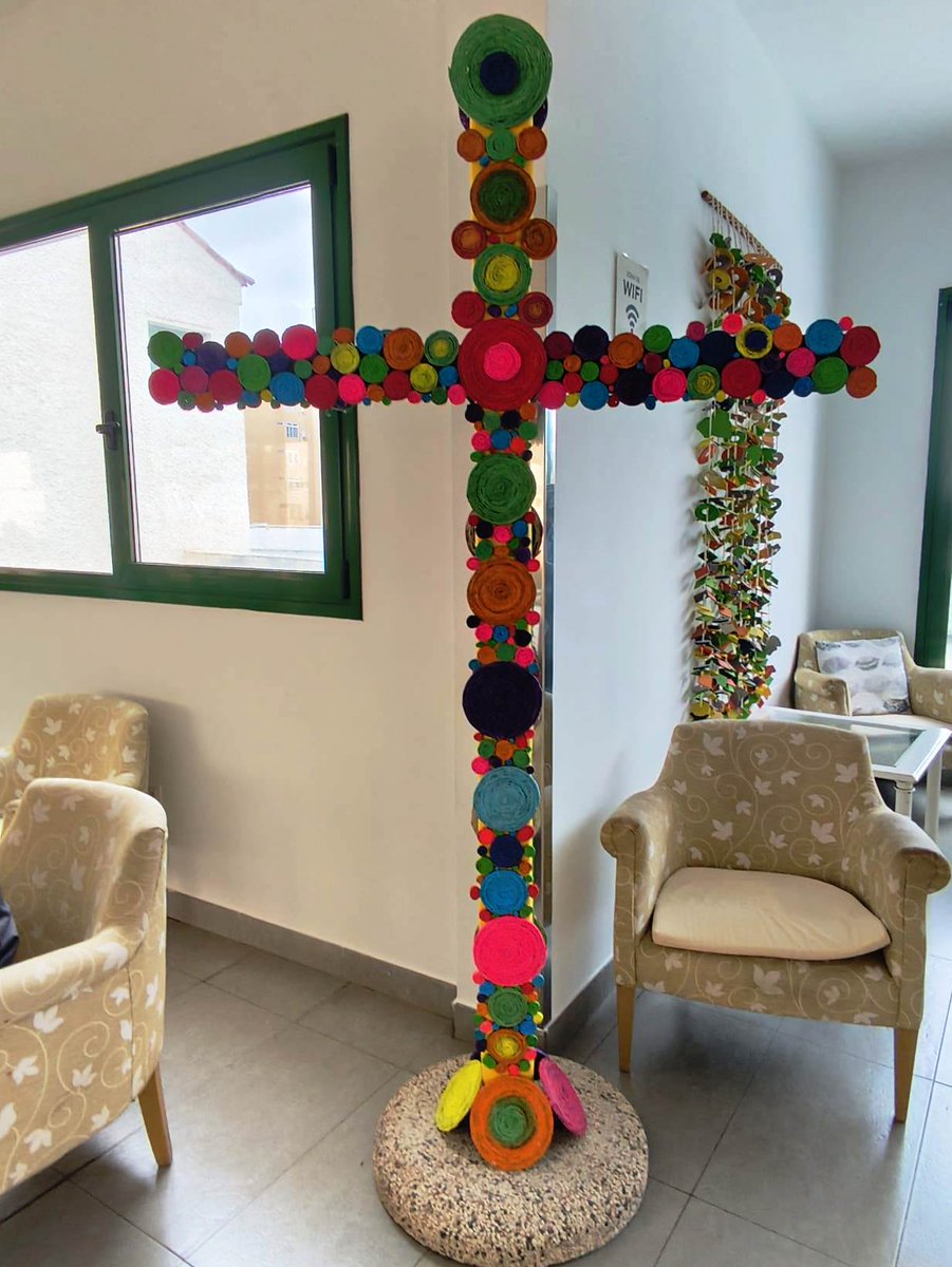 IASS_Tenerife's tweet photo. >>Como todos los años, y como parte de las tradiciones arraigadas de la Isla, la Residencia de Mayores de Ofra se sumó a la celebración con una llamativa cruz floral confeccionada en el taller de manualidades del centro. https://t.co/3VJUIHZHhS