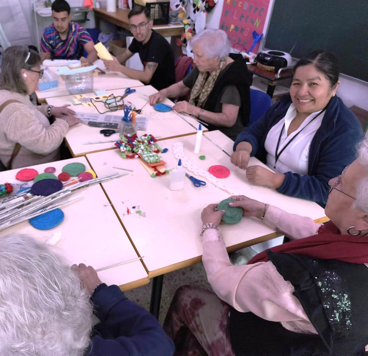 IASS_Tenerife's tweet photo. >>Como todos los años, y como parte de las tradiciones arraigadas de la Isla, la Residencia de Mayores de Ofra se sumó a la celebración con una llamativa cruz floral confeccionada en el taller de manualidades del centro. https://t.co/3VJUIHZHhS