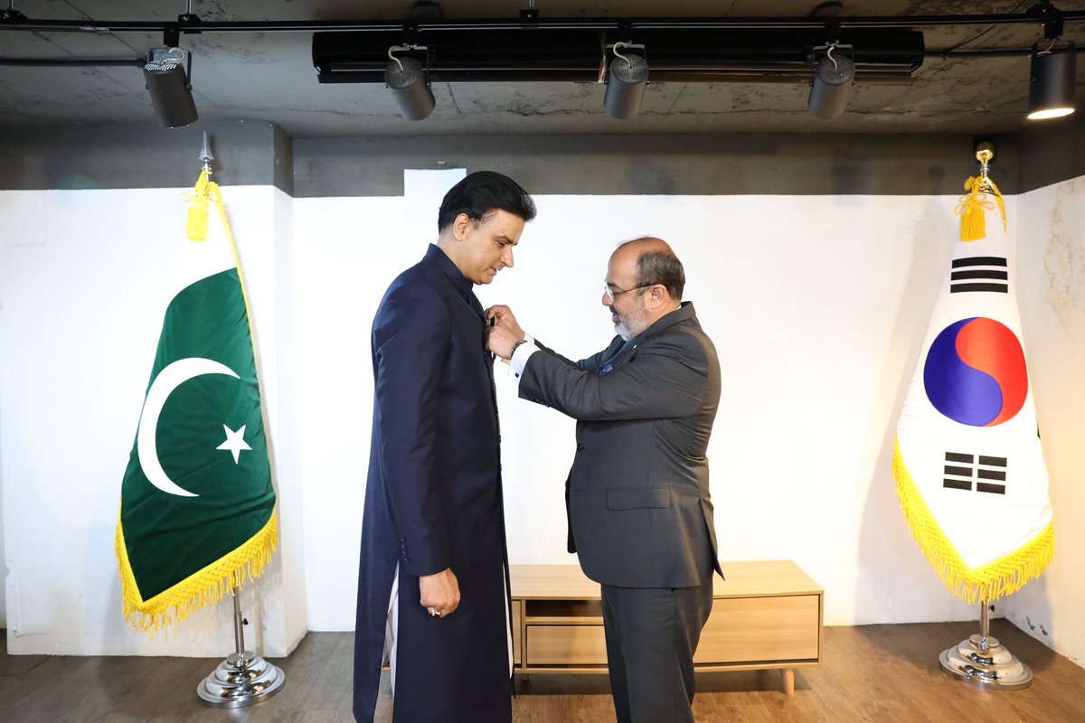 CheemaPBA's tweet photo. Alhamdulillah 🇵🇰
Honoured to receive the Tamgha-e-Imtiaz from the Government of Pakistan.
@mophrd @ForeignOfficePk @PakinROKorea @opf_pk https://t.co/rj2N86AuTJ