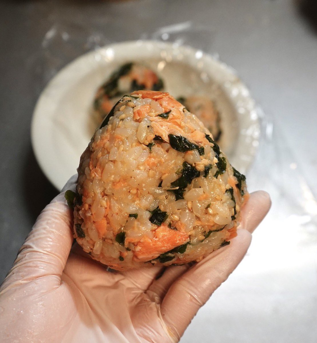 yuchaos_m's tweet photo. 今まで食べたおにぎりでいっっちばんうまい！と言われたおにぎりレシピです。 https://t.co/YHWrSK7zSc