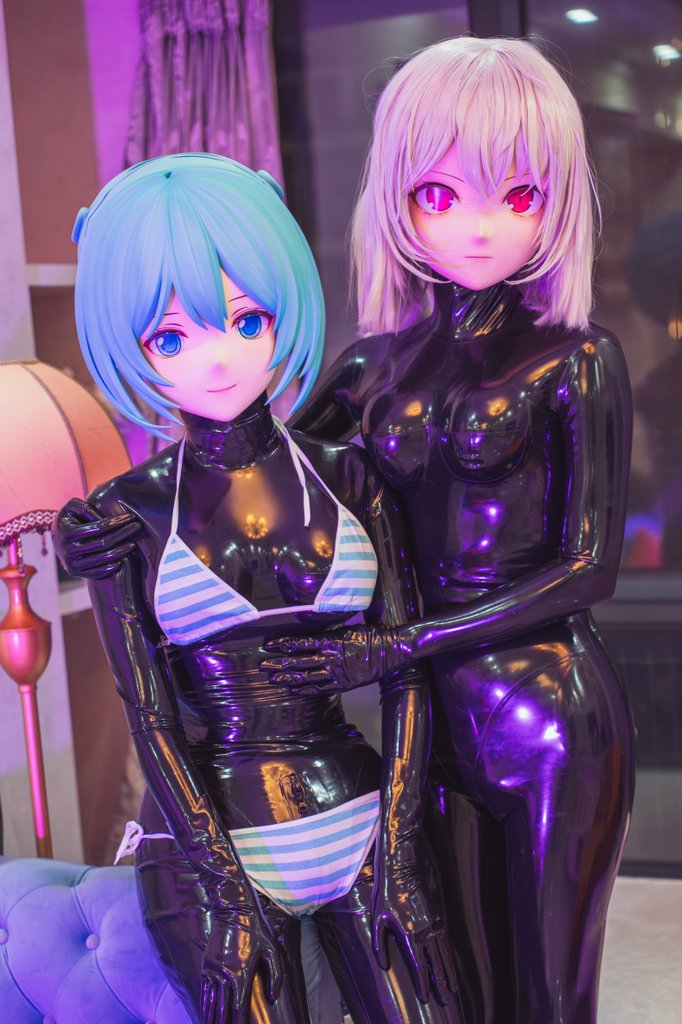 HuoHa23459's tweet photo. 胶娃贴贴！
ミク :@HuoHa23459 
サグメ:@Danger_Crisis
#kigurumi #latex https://t.co/bRbh0fbBsa