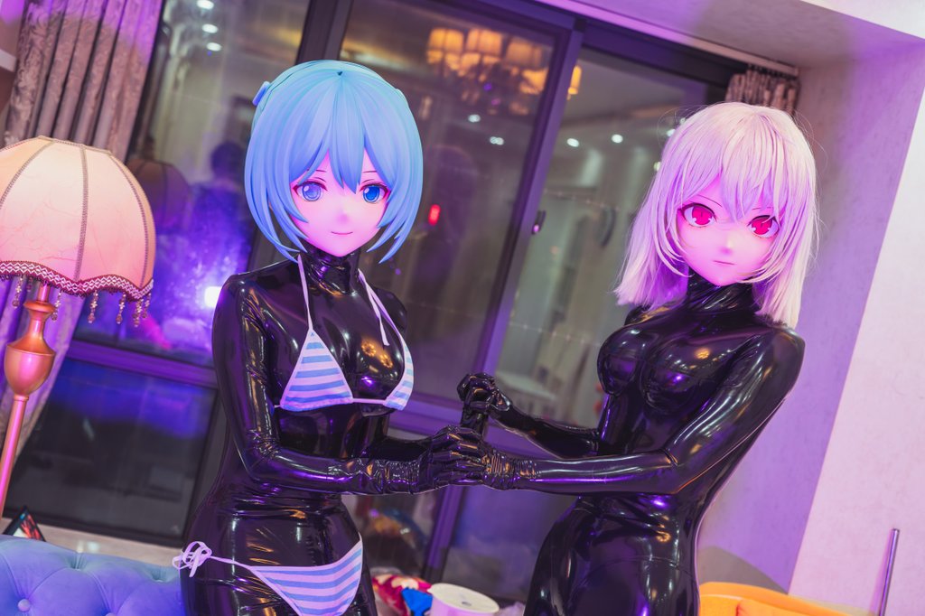 HuoHa23459's tweet photo. 胶娃贴贴！
ミク :@HuoHa23459 
サグメ:@Danger_Crisis
#kigurumi #latex https://t.co/bRbh0fbBsa