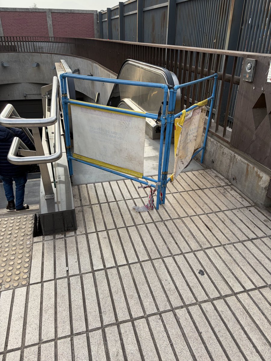 cyaneze's tweet photo. Le falta más mantencion a las escaleras eléctricas en @metrodesantiago nuevamente mala en la #L3 estación cardenal caro. @biobio @meganoticiascl @CHVNoticitascl @T13 https://t.co/Jdi11Wbz04