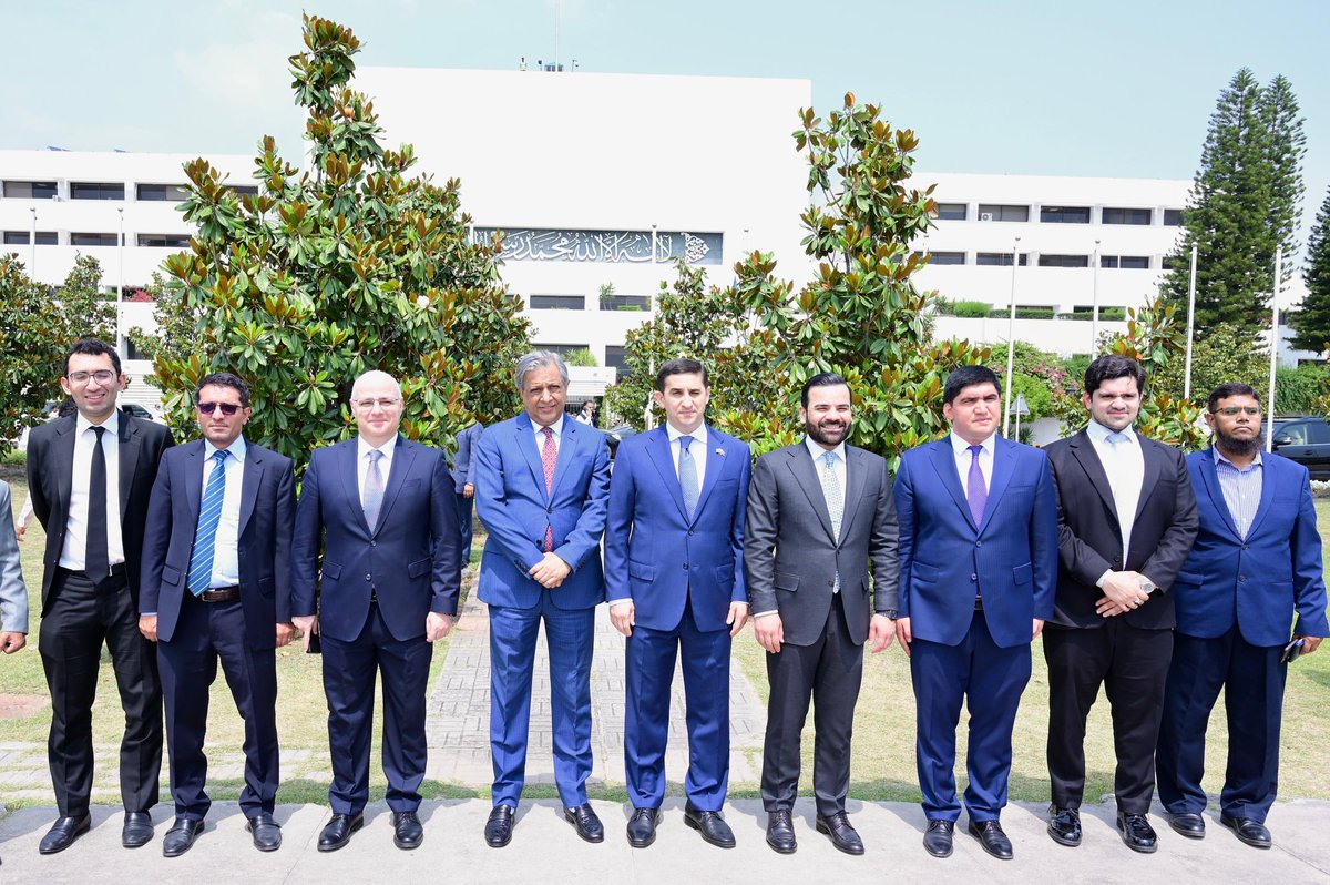 ministry_law's tweet photo. Federal Minister for Law and Justice Azam Nazeer Tarar &amp; MoS Barrister Aqeel Malik accompanied the delegation led by Justice Minister H.E. Farid Ahmadov at Parliament House.The delegation witnessed the NA session and toured the Senate Hall, Museum, and Gali-e-Dastoor.
🇵🇰🤝🇦🇿 https://t.co/g8wALAP0H8