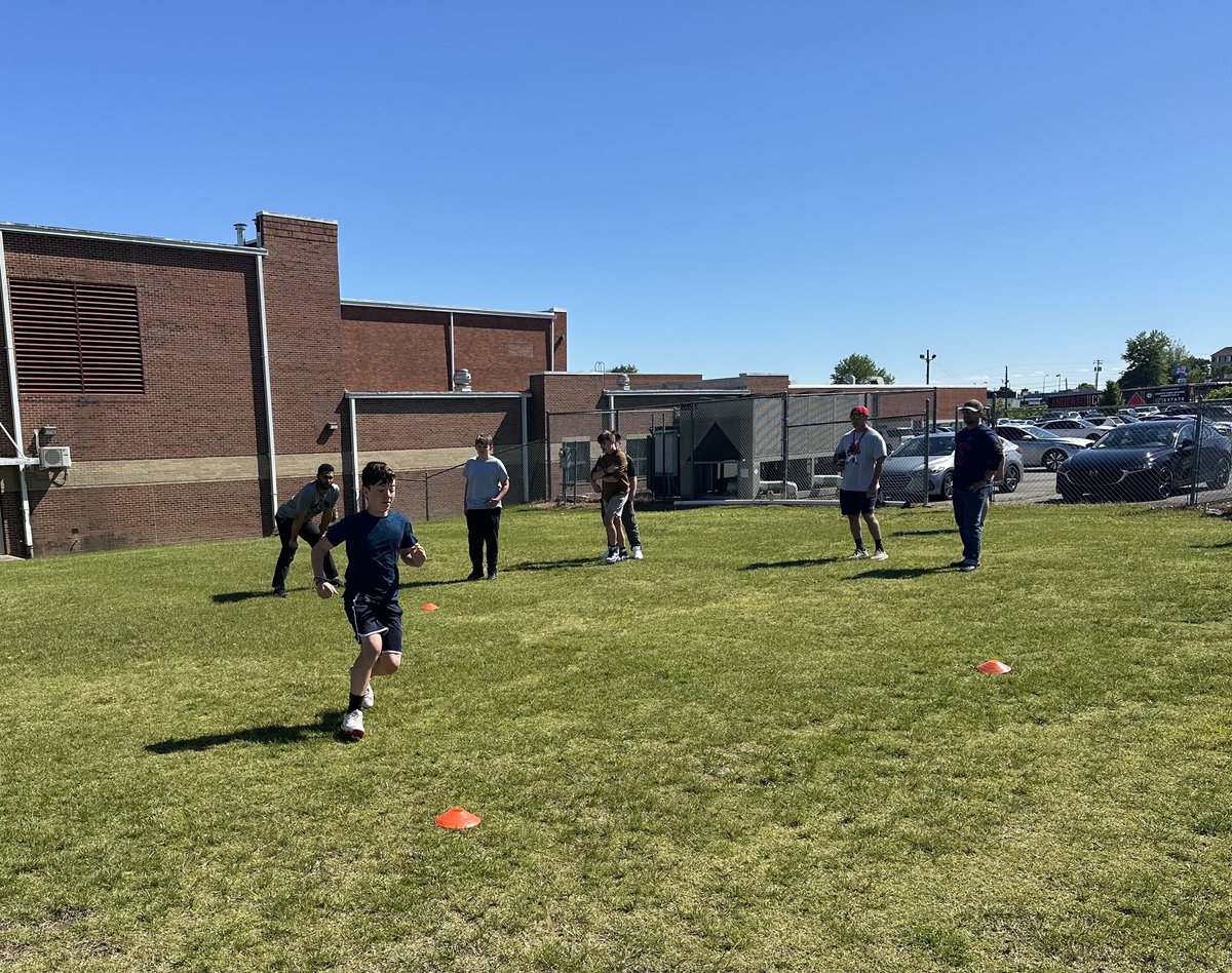 ACbearcatFB's tweet photo. Varsity Coaches working with the youngest Bearcats!
> 
> #FindAWayToWin
> #BandOfBrothers
> #PlayerDevelopment https://t.co/VU2g7T091F