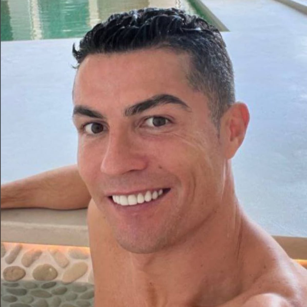 choquei's tweet photo. 🚨MUNDO: Cristiano Ronaldo agora faz parte da CazéTV. O jogador português se tornou parceiro e acionista da operação internacional da empresa, focada na expansão do conteúdo esportivo digital fora do Brasil. https://t.co/CcZznHbF4L