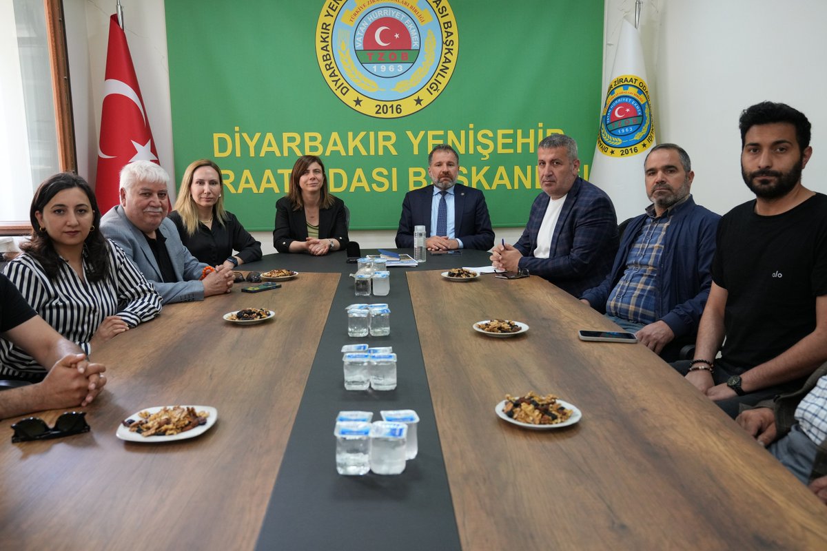 diyarbakirbld's tweet photo. 💬 Eşbaşkan Bucak: Kırsal Kalkınmayı Geliştirmek İstiyoruz 🌾

📌 Eşbaşkanımız Serra Bucak, Yenişehir Belediyesi Eşbaşkanları Safiye Akdağ ve Mehmet Ergün, DBB Meclisi Eşsözcümüz Demet Ceylan ve meclis üyelerimizle birlikte Diyarbakır Yenişehir Ziraat Odasını ziyaret ederek 14 Mayıs Dünya Çiftçiler Günü’nü kutladı. Ziyarette konuşan Eşbaşkanımız Bucak, “Kırsal kalkınmayı önemsiyoruz, geliştirmek istiyoruz. Bu konuda sizlerin fikir ve önerilerini de dinlemek istiyoruz” dedi. Kırsal Hizmetler Dairesi Başkanlığımız tarafından yürütülen çalışmalar hakkında bilgi paylaşılırken, Ziraat Odası Başkanı Süleyman İskenderoğlu da çiftçilerin yaşadığı sorunları aktararak Belediyemizin kırsal hizmetlere verdiği önemin sahada görüldüğünü ifade etti.

💬 Hevşaredar Bucak: Em Dixwazin Geşepêdana Gundewarî Bi Pêş Bixin 🌾

📌 Hevşaredara me Serra Bucak, tevî Hevşaredarên Yenîşehîrê Safiye Akdag û Mehmet Ergun, Hevberdevka Meclîsa DBB’ê Demet Ceylan û endamên meclîsê, serdana Odeya Ziraetê ya Yenîşehîrê kir û Roja Cotkarên Cîhanê ya 14’ê Gulanê pîroz kir. Hevşaredar Bucak di serdanê de axivî û got: “Em pêşketin û geşepêdana gundewarî girîng dibînin û dixwazin bi pêş bixin. Di vê mijarê de em dixwazin fikir û pêşniyarên we jî guhdar bikin.” Di dema ku der barê xebatên Serokatiya Daîreya Karên Gundewarî de agahî dihatin parvekirin, Serokê Odeya Ziraetê Suleyman Îskenderoglu jî pirsgirêkên cotkaran anî ziman û diyar kir ku girîngiya şaredariya me ya ji bo xebatên gundewarî li qadê tê dîtin.

💬 Hemşaredare Bucak: Ma Wazenê Averşîyayîşê Dewan Awan Bikerê 🌾

📌 Hemşaredara ma Serra Bucak, Hemşaredarê Yenîşehîrî Safiye Akdag û Mehmet Ergun, Hemverfeka Meclîsê DBB'yî Demet Ceylan û endamê meclîsê ma reyde, Odaya Citekarîye ya Yenîşehîrî ya Amedî zîyaret kerd û 14ê Gulane Roja Citekaran a Dinya pîroz kerd. Hemşaredara ma Bucak ke zîyaretî de qisey kerd, vat: "Averşîyayîşê dewan seba ma muhîm o, ma wazenê awan bikerê. Derheqê na babete de ma wazenê fikr û pêşnîyazanê şima zî goşdarî bikerê." Derheqê xebatan de ke hetê Serekîya Daîreya Xizmetanê Dewan ra yenê kerdene melumat ame parekerdene, û Serekê Odaya Citekarîye Suleyman İskenderogluyî zî problemê ke citekarî rastê ci yenê, ardî ziwan û îfade kerd ke muhîmîya ke Şaredarîya ma dana xizmetanê dewan, waran ra yena dîyene.

#Diyarbakır #Amed #DünyaÇiftçilerGünü