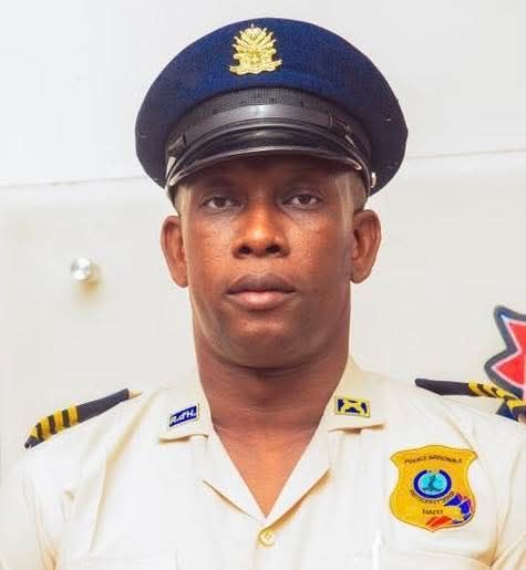 lequotidien509's tweet photo. #Sécurité | Le 14 mai 2026, la @pnh_officiel (Police Nationale d’Haïti) a pénétré dans le domicile du chef du #gang « #ChenMechan » à #Santo, selon le porte‑parole #LionelLazarre, invité à #PanelMagik. M. Lazarre a affirmé que la PNH est mobilisée pour mettre fin aux activités de ce gang qui trouble la paix dans la plaine. @pnh_officiel @lequotidien509 #lequotidien509 #haiti #diaspora #Police #Justice #Institutions