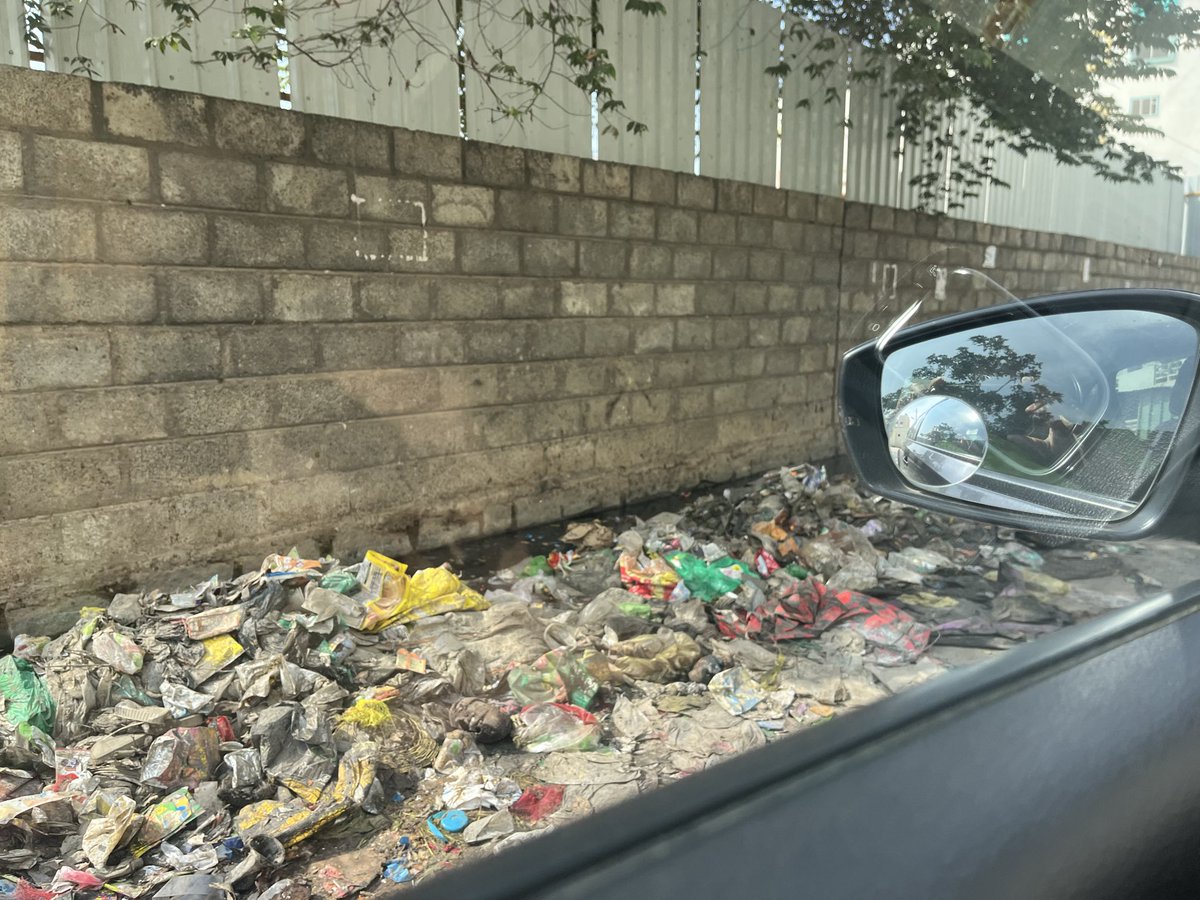 adanwekar's tweet photo. @BBMPSWMSplComm I saw such scene everyday near Narayana school kasavanahalii https://t.co/XgKDe9POA0