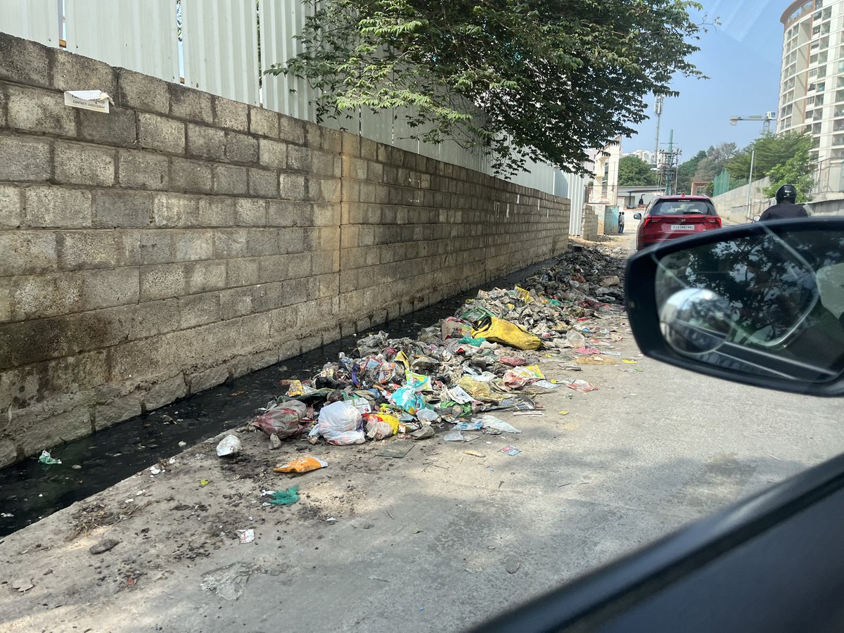 adanwekar's tweet photo. @BBMPSWMSplComm I saw such scene everyday near Narayana school kasavanahalii https://t.co/XgKDe9POA0