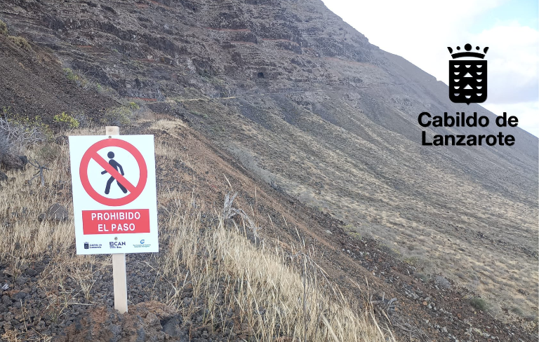 Ma160Agente's tweet photo. Tras desprendimiento en Risco de Famara - Parque Natural Archipiélago Chinijo se cierran accesos en ambos sentidos camino Los Caleteros por @CabildoLZ  #Agentesdemedioambiente https://t.co/9fVOBVD0CX