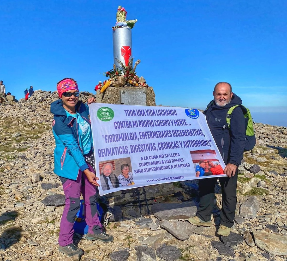 CumbresMagazine's tweet photo. María Ciudad Romero en el #Kilimanjaro: la altura como forma de resistencia
La  aragonesa alcanzó los 5.895 m del Kilimanjaro  dos meses después de una operación compleja. Reafirmó así su objetivo de visibilizar enfermedades crónicas desde cada cumbre.
https://t.co/caRHxiamhC https://t.co/0f8leLrzRo