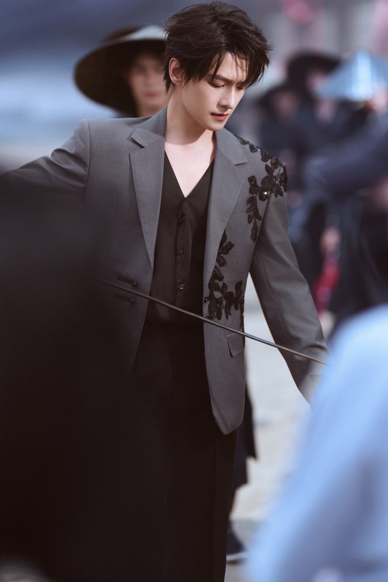 yangyang_tweets's tweet photo. 【260514】#YangYang’s team shared snaps for #ZhanZhaoAdventures promotional event today in Qingming riverside landscape garden, Kaifeng🖤

#杨洋 #YangYang杨洋 #雨霖铃 https://t.co/wKVs5Kru9x