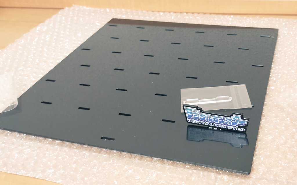 Gyotchan's tweet photo. デジタルモンスター WORLDMAKING ACRYLIC STAND スターターセット
届いたー！

でかい（笑）
デジタルモンスターのロゴがすごく綺麗で良い！

ブースター買わなかったから
これだけだとめちゃくちゃ淋しい

そうだった、たしかアグモン系譜つくと思って予約したんだった

↓
#デジモン
#digimon https://t.co/HivJsdLyal