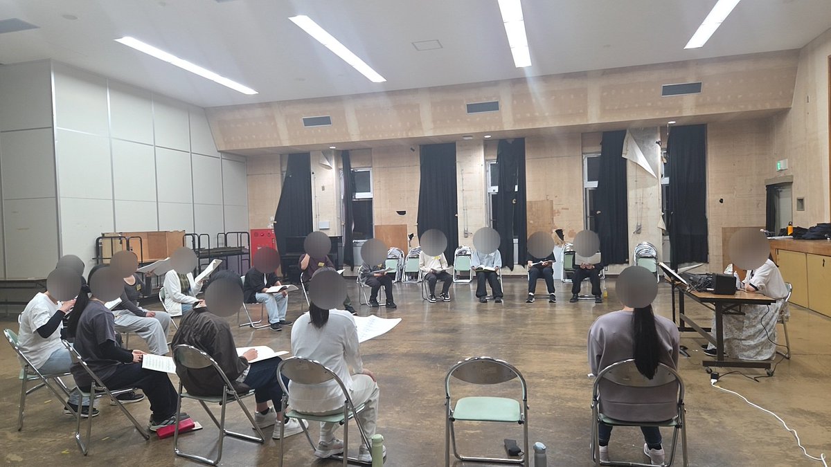 shimadaikonsei's tweet photo. 【#今日のしまこん】
こんにちは😊島根大学混声合唱団です！
今日は前回と同じく音取りをしました🎶

続いて…
#しまこんの日常
入試の思い出話をしている3人と事務作業をしている団長です😄 https://t.co/F4lPhNc5at