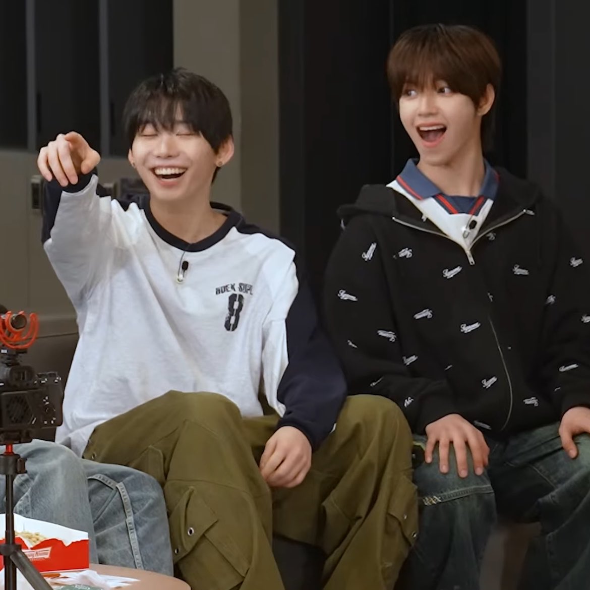 kn1ves0ut's tweet photo. haneulz my precious babies!!! i just love seeing them this happy… ughhh my freaking heart!!! 🥺 https://t.co/bEPBRQYwzL
