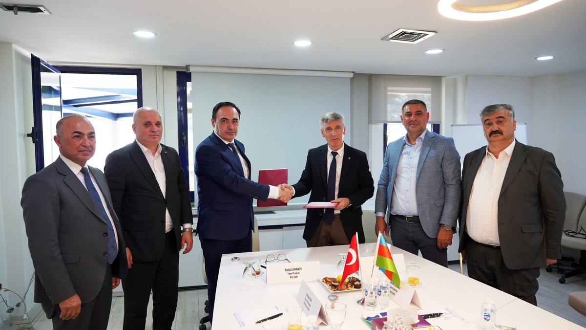 petrolis_merkez's tweet photo. Azerbaycan Sendikası Heyetinden Petrol-İş’e Ziyaret
Sendikamız Petrol-İş, uluslararası sendikal ilişkilerini güçlendirmeye ve küresel emek mücadelesinde dayanışma köprüleri kurmaya devam ediyor. Aynı işkolunda ve aynı firmalarda örgütlü sendikalarla ortak tutum geliştirme hedefi doğrultusunda yürütülen çalışmalar kapsamında, Azerbaycan Petrol ve Gaz Sanayi İşçileri Sendikası heyeti 13 Mayıs 2026 tarihinde sendikamızı ziyaret etti.
Azerbaycan Sendikası Genel Başkanı Rufat Zamanov ve Uluslararası İlişkiler Müdürü Anar Mahbaliyev’in yer aldığı heyet, Merkez Yönetim Kurulu üyelerimiz ve şube yöneticilerimizden oluşan Petrol-İş heyetiyle bir araya geldi.
Ziyaretin ilk durağı, Yeni Temsilci Eğitimi oldu. İki heyet, 70’i aşkın temsilcimizin katıldığı eğitim programına katılarak üyelerimizle buluştu. Burada konuşan Genel Başkanımız Süleyman Akyüz ile Azerbaycan Sendikası Genel Başkanı Rufat Zamanov, iki kardeş ülkenin emek mücadelesi zemininde bir araya gelmesinin önemine dikkat çekerek, bu buluşmanın iş birliği açısından değerli bir adım olduğunu ifade etti.
Eğitimin ardından heyetler, sendikamız Genel Merkezi’nde bir araya gelerek yaklaşık bir saat süren bir toplantı gerçekleştirdi. Toplantıda, heyetler kendi sendikalarının idari ve örgütsel yapısı ile işleyişine ilişkin bilgiler paylaştılar.
Genel Başkanımız Süleyman Akyüz, Türkiye ile Azerbaycan arasındaki tarihsel ve kültürel bağlara vurgu yaparak, iki ülkenin farklı devletler de olsa aynı kardeşlik duygularıyla birbirine bağlı olduğunu ifade etti. Petrol-İş’in küresel sendikal mücadelenin aktif bir parçası olduğunu belirten Akyüz, son yıllarda imzalanan ikili eğitim ve örgütlenme iş birliği anlaşmalarıyla uluslararası dayanışmanın güçlendirildiğini dile getirdi. Geçmişte Azerbaycan sendikalarıyla kurulan ilişkilerin süreklilik kazanamadığını hatırlatan Akyüz, bugün bu bağları yeniden güçlendirme iradesinin ortaya konmasının önemli olduğunu vurguladı. Türkî Cumhuriyetler arasında son dönemde gelişen sendikal iş birliklerinin önemine de değinen Akyüz, bölgesel ölçekte kurulabilecek ortak yapıların emek mücadelesine önemli katkılar sunacağını ifade etti.
Rufat Zamanov ise konuşmasında, Türkiye ve Azerbaycan’ın farklı devletler olsa da aynı milletin parçaları olduğunu belirterek iki ülke arasındaki dayanışmanın önemine dikkat çekti. Siyasal ve kültürel alandaki güçlü ilişkilerin sendikal iş birlikleriyle daha da pekişeceğini ifade eden Zamanov, her iki ülkede de faaliyet yürüten şirketlerde örgütlü olmalarının daha yakın temas ve koordinasyonu gerekli kıldığını vurguladı. Gösterilen misafirperverlikten duyduğu memnuniyeti dile getiren Zamanov, Petrol-İş heyetini en kısa sürede Azerbaycan’da ağırlamak istediklerini belirtti.
Toplantıda ayrıca Türkiye’deki örgütlenme çalışmaları ve bu alanda karşılaşılan sorunlar ele alınırken, Petrol-İş’in eğitim faaliyetlerinin önemi vurgulandı.
Görüşmelerin devamında Merkez Yönetim Kurulu üyelerimiz ve Şube Başkanlarımız da “Evinize hoş geldiniz” diyerek başladıkları konuşmalarında, iki sendika arasındaki ilişkilerin geliştirilmesinin önemine dikkat çekti; bu iş birliğinin iki ülke arasındaki tarihsel bağlara da katkı sunacağını ifade etti.
Ziyaret, taraflar arasında iş birliği anlaşmasının imzalanmasıyla sona erdi.