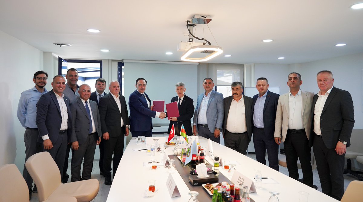 petrolis_merkez's tweet photo. Azerbaycan Sendikası Heyetinden Petrol-İş’e Ziyaret
Sendikamız Petrol-İş, uluslararası sendikal ilişkilerini güçlendirmeye ve küresel emek mücadelesinde dayanışma köprüleri kurmaya devam ediyor. Aynı işkolunda ve aynı firmalarda örgütlü sendikalarla ortak tutum geliştirme hedefi doğrultusunda yürütülen çalışmalar kapsamında, Azerbaycan Petrol ve Gaz Sanayi İşçileri Sendikası heyeti 13 Mayıs 2026 tarihinde sendikamızı ziyaret etti.
Azerbaycan Sendikası Genel Başkanı Rufat Zamanov ve Uluslararası İlişkiler Müdürü Anar Mahbaliyev’in yer aldığı heyet, Merkez Yönetim Kurulu üyelerimiz ve şube yöneticilerimizden oluşan Petrol-İş heyetiyle bir araya geldi.
Ziyaretin ilk durağı, Yeni Temsilci Eğitimi oldu. İki heyet, 70’i aşkın temsilcimizin katıldığı eğitim programına katılarak üyelerimizle buluştu. Burada konuşan Genel Başkanımız Süleyman Akyüz ile Azerbaycan Sendikası Genel Başkanı Rufat Zamanov, iki kardeş ülkenin emek mücadelesi zemininde bir araya gelmesinin önemine dikkat çekerek, bu buluşmanın iş birliği açısından değerli bir adım olduğunu ifade etti.
Eğitimin ardından heyetler, sendikamız Genel Merkezi’nde bir araya gelerek yaklaşık bir saat süren bir toplantı gerçekleştirdi. Toplantıda, heyetler kendi sendikalarının idari ve örgütsel yapısı ile işleyişine ilişkin bilgiler paylaştılar.
Genel Başkanımız Süleyman Akyüz, Türkiye ile Azerbaycan arasındaki tarihsel ve kültürel bağlara vurgu yaparak, iki ülkenin farklı devletler de olsa aynı kardeşlik duygularıyla birbirine bağlı olduğunu ifade etti. Petrol-İş’in küresel sendikal mücadelenin aktif bir parçası olduğunu belirten Akyüz, son yıllarda imzalanan ikili eğitim ve örgütlenme iş birliği anlaşmalarıyla uluslararası dayanışmanın güçlendirildiğini dile getirdi. Geçmişte Azerbaycan sendikalarıyla kurulan ilişkilerin süreklilik kazanamadığını hatırlatan Akyüz, bugün bu bağları yeniden güçlendirme iradesinin ortaya konmasının önemli olduğunu vurguladı. Türkî Cumhuriyetler arasında son dönemde gelişen sendikal iş birliklerinin önemine de değinen Akyüz, bölgesel ölçekte kurulabilecek ortak yapıların emek mücadelesine önemli katkılar sunacağını ifade etti.
Rufat Zamanov ise konuşmasında, Türkiye ve Azerbaycan’ın farklı devletler olsa da aynı milletin parçaları olduğunu belirterek iki ülke arasındaki dayanışmanın önemine dikkat çekti. Siyasal ve kültürel alandaki güçlü ilişkilerin sendikal iş birlikleriyle daha da pekişeceğini ifade eden Zamanov, her iki ülkede de faaliyet yürüten şirketlerde örgütlü olmalarının daha yakın temas ve koordinasyonu gerekli kıldığını vurguladı. Gösterilen misafirperverlikten duyduğu memnuniyeti dile getiren Zamanov, Petrol-İş heyetini en kısa sürede Azerbaycan’da ağırlamak istediklerini belirtti.
Toplantıda ayrıca Türkiye’deki örgütlenme çalışmaları ve bu alanda karşılaşılan sorunlar ele alınırken, Petrol-İş’in eğitim faaliyetlerinin önemi vurgulandı.
Görüşmelerin devamında Merkez Yönetim Kurulu üyelerimiz ve Şube Başkanlarımız da “Evinize hoş geldiniz” diyerek başladıkları konuşmalarında, iki sendika arasındaki ilişkilerin geliştirilmesinin önemine dikkat çekti; bu iş birliğinin iki ülke arasındaki tarihsel bağlara da katkı sunacağını ifade etti.
Ziyaret, taraflar arasında iş birliği anlaşmasının imzalanmasıyla sona erdi.