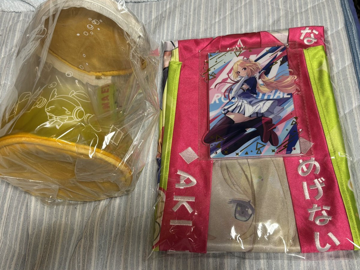 アキちゃんの100万人記念グッツ届いた！ アクリルパネルの表面はとても