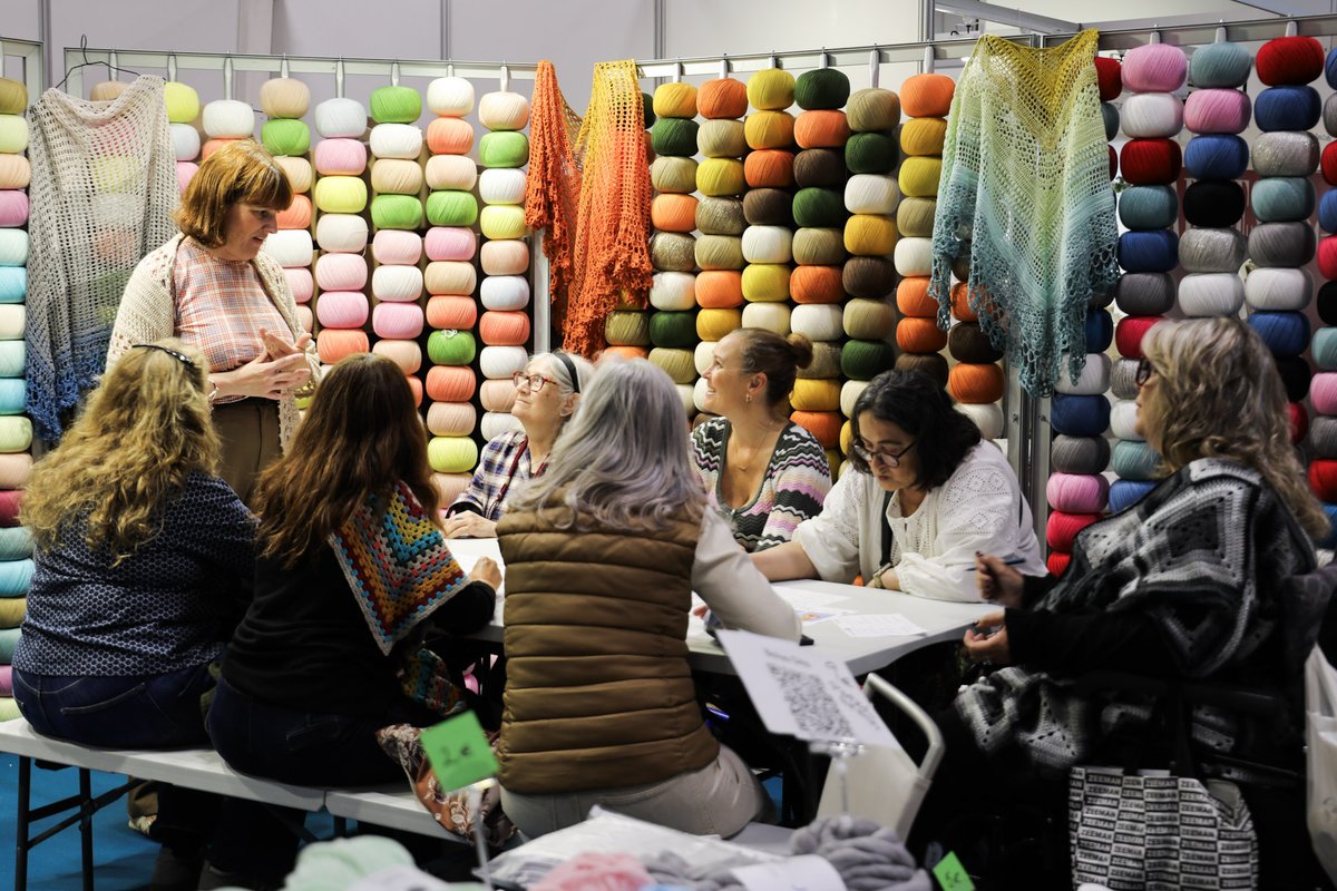 Fira_Barcelona's tweet photo. ✨ L'univers DIY omple el recinte de Montjuïc amb #HandmadeFestival. 🎨

El saló celebra el 15è aniversari amb +100 tallers, 50 expositors i nous espais com el Ceramic Lab.🏺

🖌️ Lettering, colorteràpia o restauració de mobles, entre moltes altres activitats.

📍 Fins diumenge https://t.co/QEYi759qck