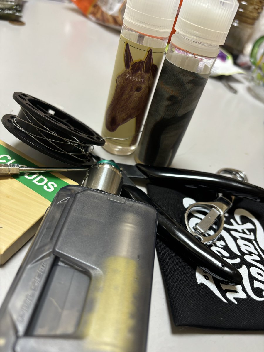 samurainw's tweet photo. 禁煙🚭2週間目に突入！！
最初の4日間くらいは気が狂いそうでしたが
水蒸気を煙に見立てて楽しく安過ごしています。

1ヶ月禁煙てまきたら、ご褒美にタバコ買おうと思う。🚬 https://t.co/mM8CpLznfj