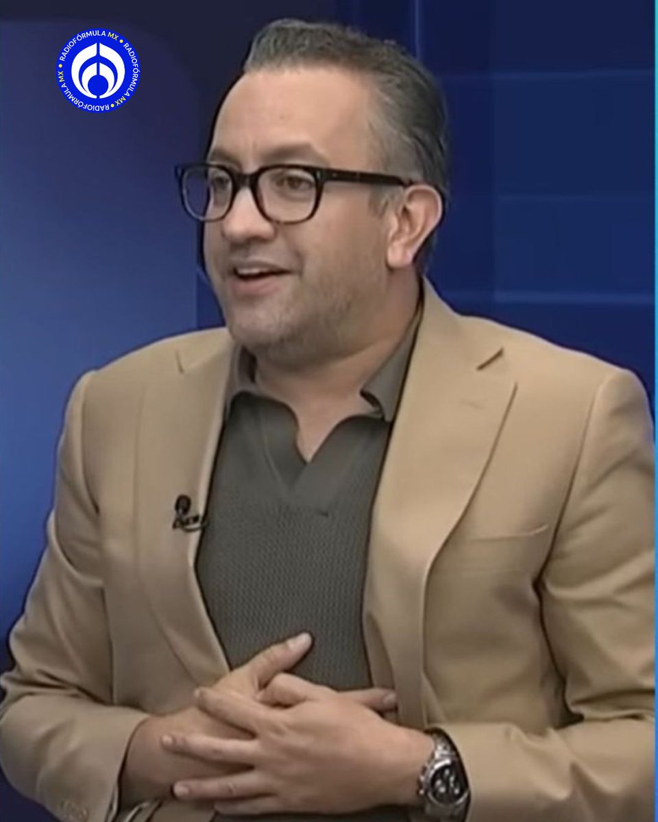 Radio_Formula's tweet photo. "LOS CACHARON": CHUMEL TORRES REACCIONA A PRESUNTA INFIDELIDAD DE 2 FUNCIONARIOS DEL BIENESTAR EN PUEBLA

📹 El video viral muestra a Edgar Chumacero Hernández y Natalia Suárez del Real compartiendo muestras de cariño durante el palenque  de Puebla el pasado 9 de mayo.

🔥 La polémica creció luego de que Sury Sosa, expareja de Chumacero, lanzara fuertes acusaciones en redes sociales contra Natalia Suárez.

🗣️ Chumel Torres reaccionó al escándalo en su programa y aseguró que “el chisme está sabrosón”, además de bromear sobre el caso en tono irónico.

📄 Edgar Chumacero negó haber cometido una infidelidad y afirmó que su relación con Sury Sosa había terminado meses antes del video viral.

📲 Mientras el funcionario pidió frenar el “linchamiento mediático”, Natalia Suárez únicamente compartió el comunicado y evitó hacer más declaraciones.

Más información en: https://t.co/4R5lKGfRHv