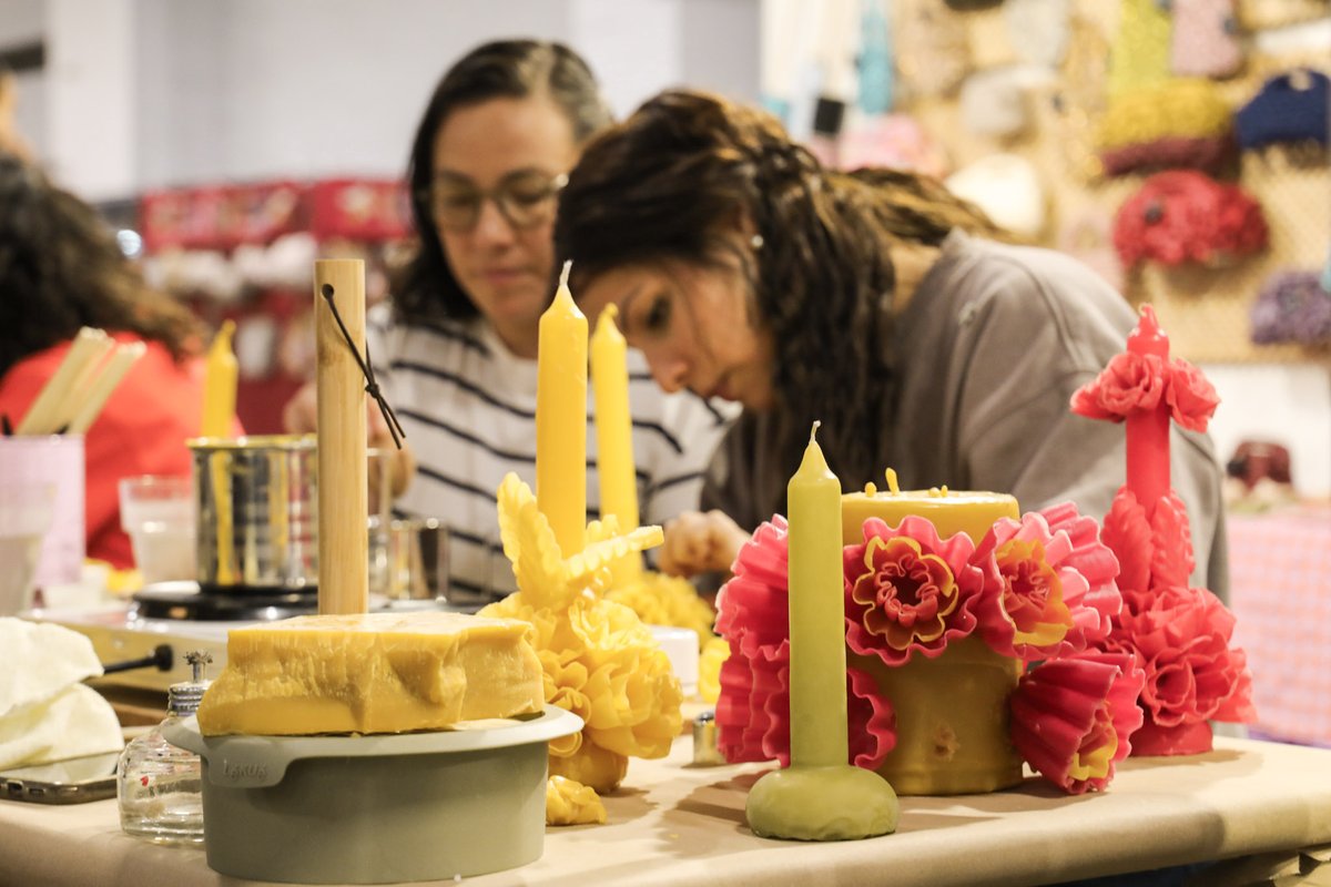 Fira_Barcelona's tweet photo. ✨ L'univers DIY omple el recinte de Montjuïc amb #HandmadeFestival. 🎨

El saló celebra el 15è aniversari amb +100 tallers, 50 expositors i nous espais com el Ceramic Lab.🏺

🖌️ Lettering, colorteràpia o restauració de mobles, entre moltes altres activitats.

📍 Fins diumenge https://t.co/QEYi759qck