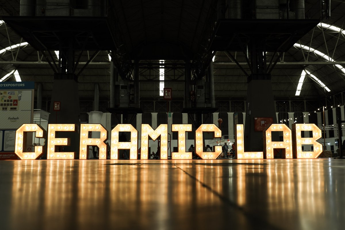 Fira_Barcelona's tweet photo. ✨ L'univers DIY omple el recinte de Montjuïc amb #HandmadeFestival. 🎨

El saló celebra el 15è aniversari amb +100 tallers, 50 expositors i nous espais com el Ceramic Lab.🏺

🖌️ Lettering, colorteràpia o restauració de mobles, entre moltes altres activitats.

📍 Fins diumenge https://t.co/QEYi759qck