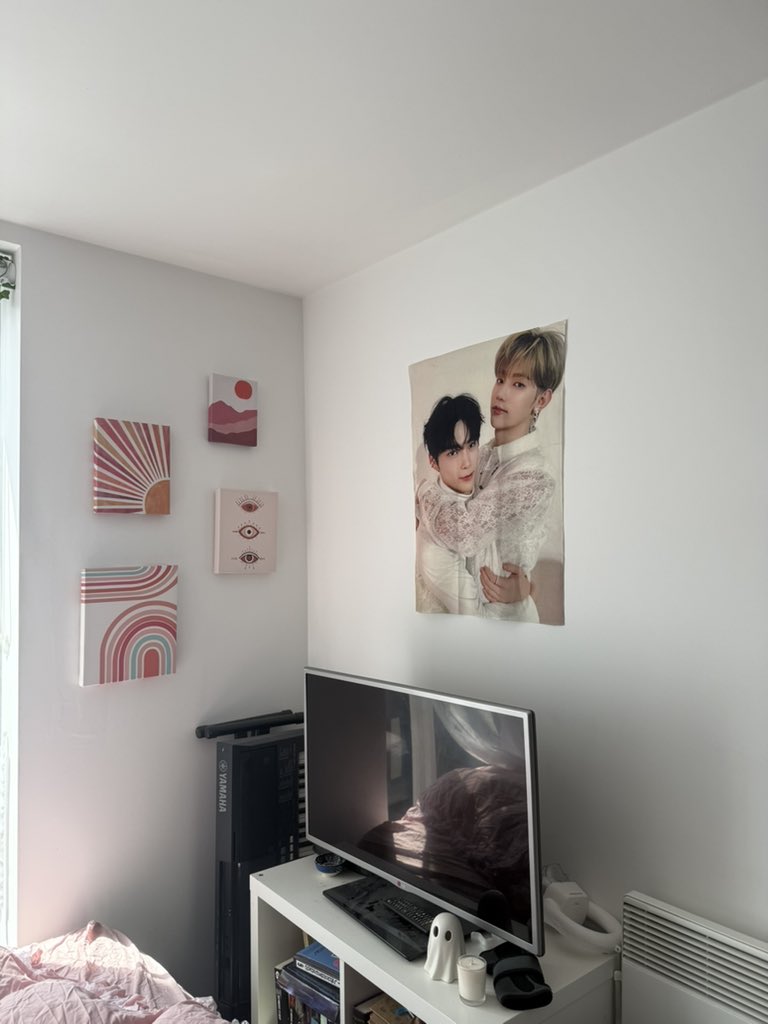 zhbinist's tweet photo. forgot to take this off the wall for my landlord inspection so now this is an official photo on my deposit report…. https://t.co/G4cOosePdS