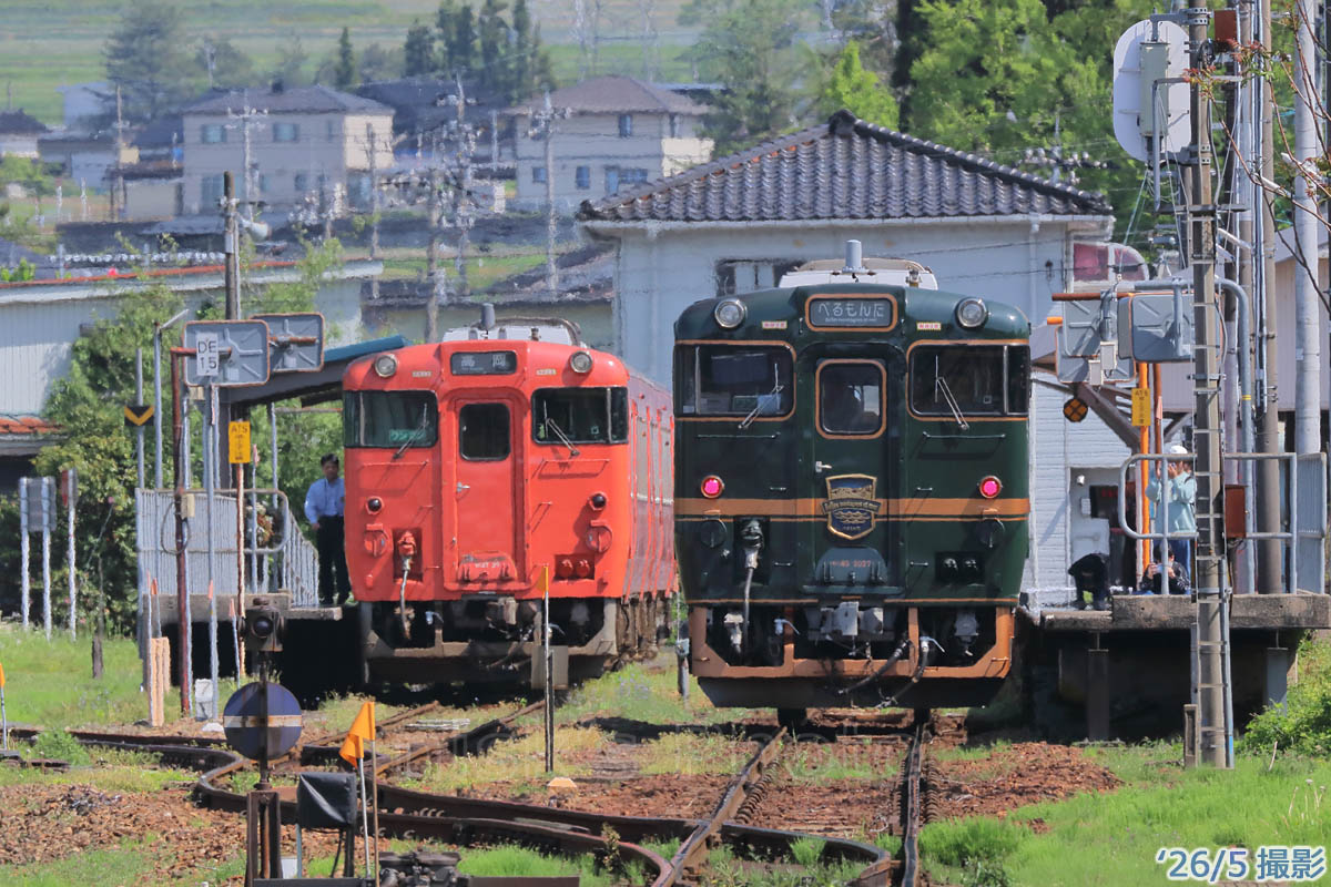 m3nisk's tweet photo. 26/5

これも今撮影目的の一つ…城端駅でのタラコキハ40/47とべるもんたの並び

海抜123.4mの駅に迫る標高1000m超の壁のような山とのコントラストもいいし、べるもんた54号の後発となる342Dも前照灯がついたのも◎でした https://t.co/urKreZLEMC