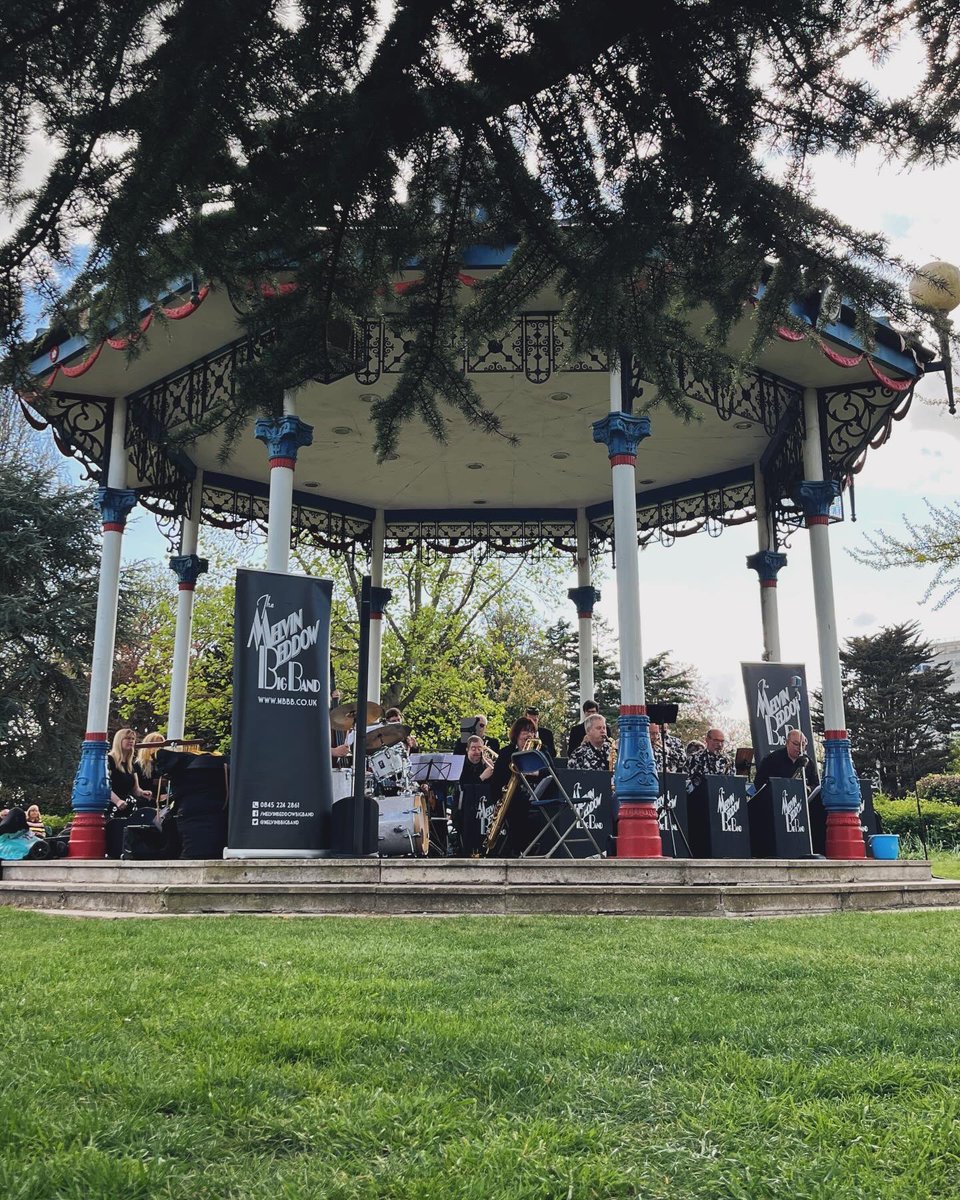 rubythejazzdiva's tweet photo. Priory Park with MBBB! 🎷

Thanks to my MBBB family for asking me to feature with them - just a couple more gigs in the diary for trilling with them before the focus turns back onto MD’ing!! 

R 💋

#PrioryParkBandstand #MusicInThePark #JazzInEssex #MelvinBeddowBigBand #Southend https://t.co/k3gpSN8tT6