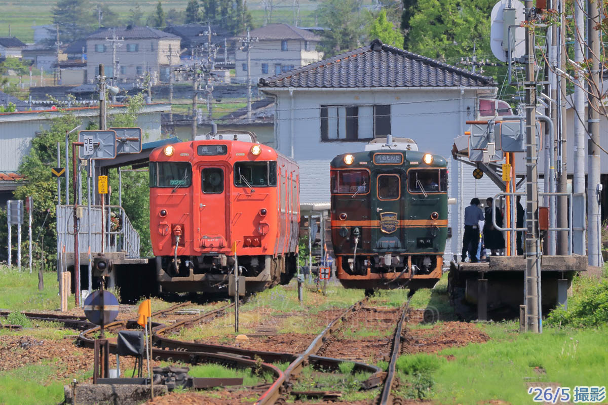 m3nisk's tweet photo. 26/5

これも今撮影目的の一つ…城端駅でのタラコキハ40/47とべるもんたの並び

海抜123.4mの駅に迫る標高1000m超の壁のような山とのコントラストもいいし、べるもんた54号の後発となる342Dも前照灯がついたのも◎でした https://t.co/urKreZLEMC