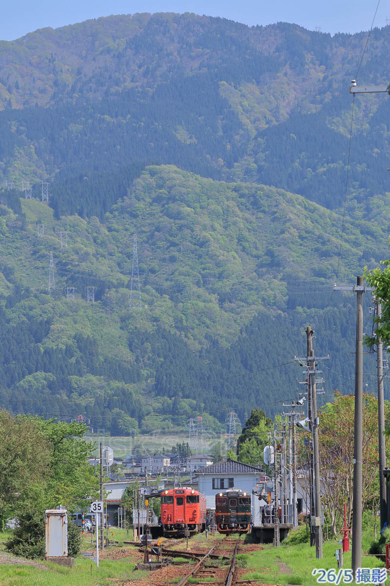 m3nisk's tweet photo. 26/5

これも今撮影目的の一つ…城端駅でのタラコキハ40/47とべるもんたの並び

海抜123.4mの駅に迫る標高1000m超の壁のような山とのコントラストもいいし、べるもんた54号の後発となる342Dも前照灯がついたのも◎でした https://t.co/urKreZLEMC