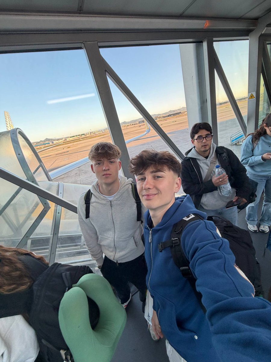 axelydani tweet media
