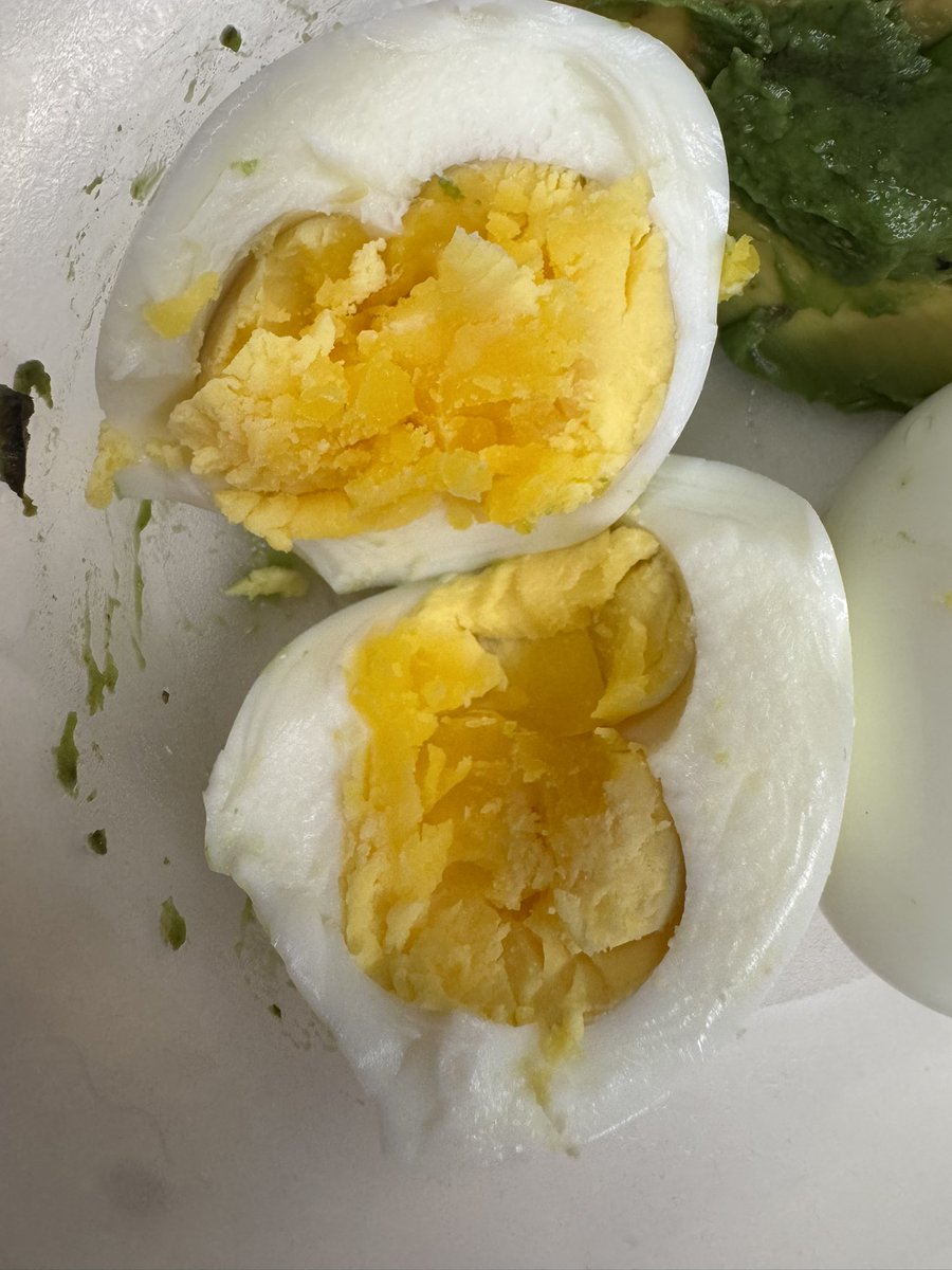 deltanea's tweet photo. Me acaba de sorprender uno de los huevos duros que me traje para desayunar al laburo. Hermoso. https://t.co/Vg0151kaNX