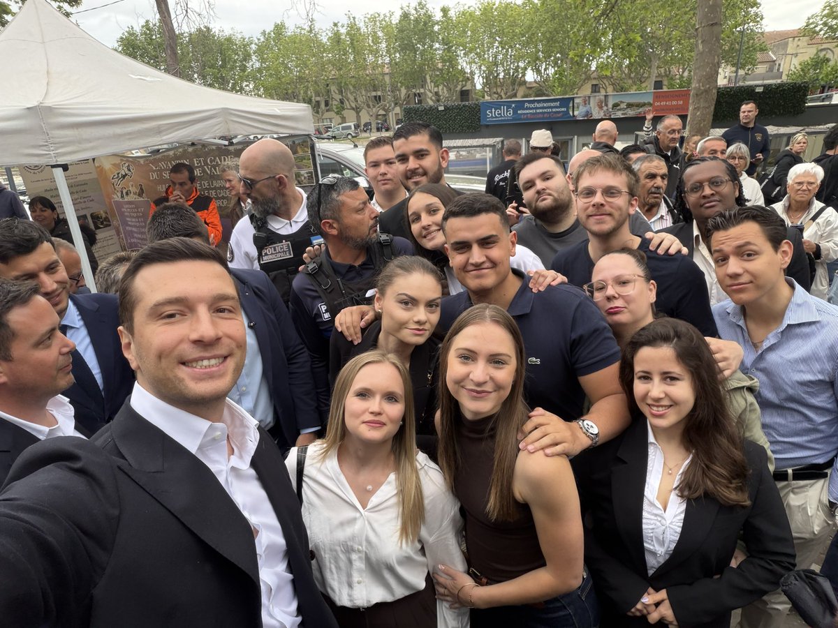 RNJGARD's tweet photo. Le RNJ Gard avec @J_Bardella pour la foire de l'ascension à Beaucaire I 🇫🇷 https://t.co/gsR6uym8fb