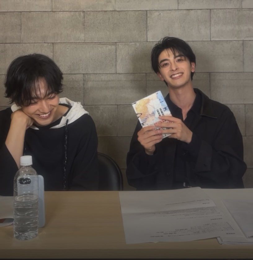 n__t174's tweet photo. 新原くんが赤坂6巻の感想をヲタク口調で話し始めたのを隣で「始まったよ…」ってニヤニヤしながらもしっかり聞いてる葵汰くんの図。これこそがきいたいなのです。 https://t.co/t0PZ3s3aJw