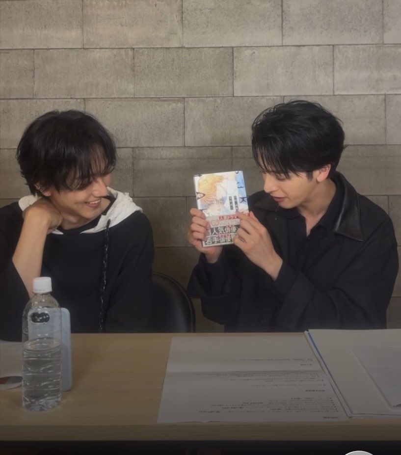 n__t174's tweet photo. 新原くんが赤坂6巻の感想をヲタク口調で話し始めたのを隣で「始まったよ…」ってニヤニヤしながらもしっかり聞いてる葵汰くんの図。これこそがきいたいなのです。 https://t.co/t0PZ3s3aJw