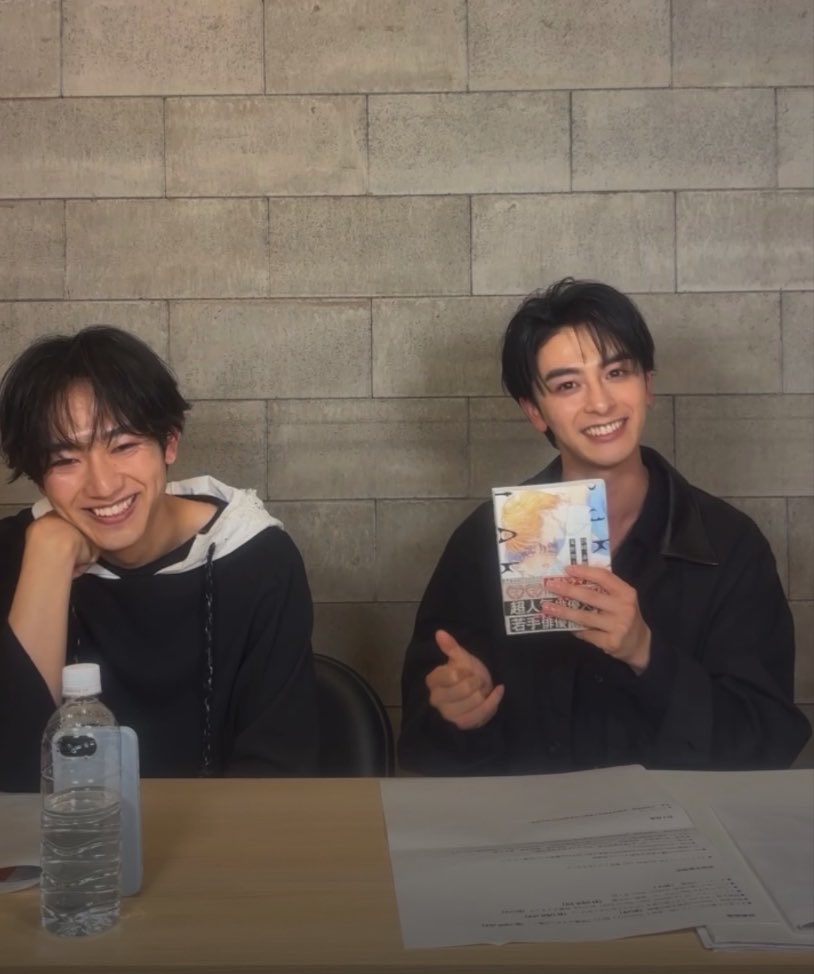n__t174's tweet photo. 新原くんが赤坂6巻の感想をヲタク口調で話し始めたのを隣で「始まったよ…」ってニヤニヤしながらもしっかり聞いてる葵汰くんの図。これこそがきいたいなのです。 https://t.co/t0PZ3s3aJw