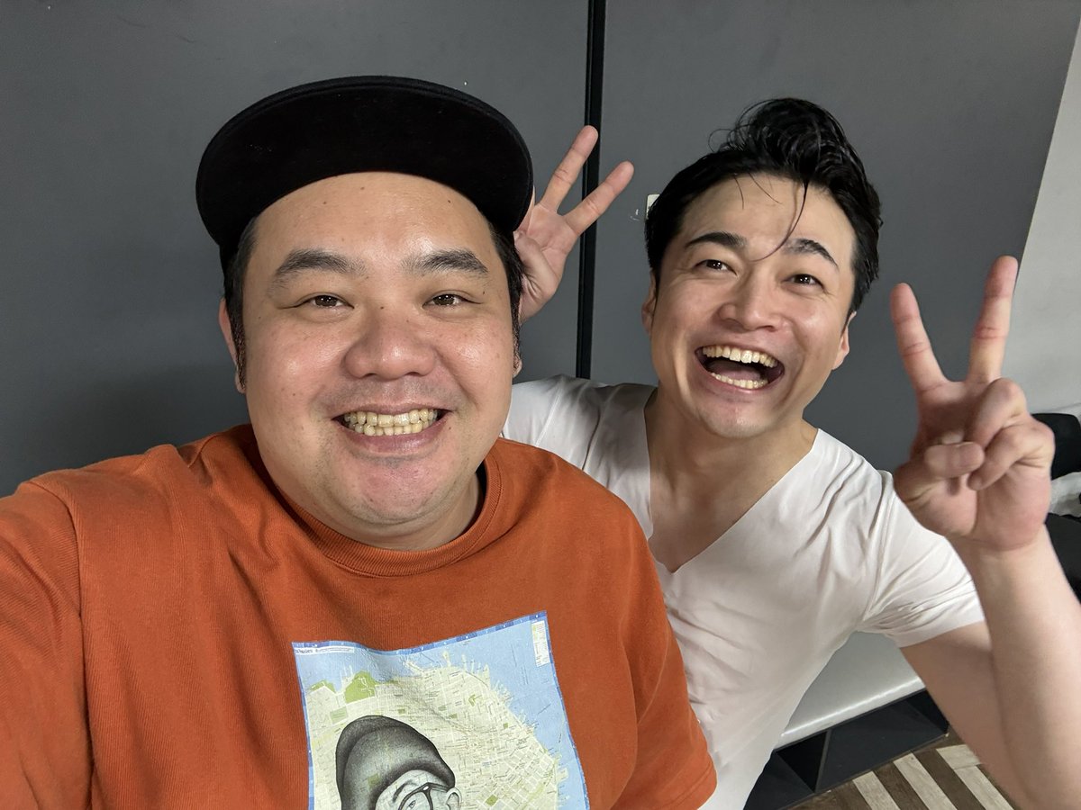 Hitoshi09111's tweet photo. ケビンス×金魚番長
冷蔵庫祭観に行きました♨️
コンビの役割がちゃんと分かれててお笑いが完成する瞬間が見れました
コンボイさんと古市がカメラ目線しただけでウケる瞬間ありました。エグいこと。
見学マン井上ステーキあなたの隣で見てるかもよ。 https://t.co/dZYzOxq2ZM